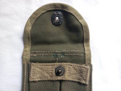 Porte chargeurs d'USM1 daté 1943 (bicolore) – Image 3