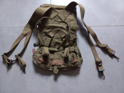 Sac à dos US modèle 28 complet daté 1944 (matriculé) – Image 3