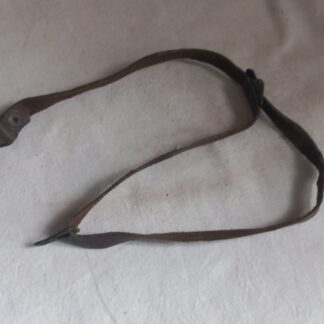 (02) Jugulaire cuir de liner US fermoir vert (fin 42/mi44)