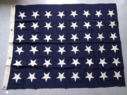 Drapeau US NAVY format 90 x 120 peint sur coton (daté 1944)