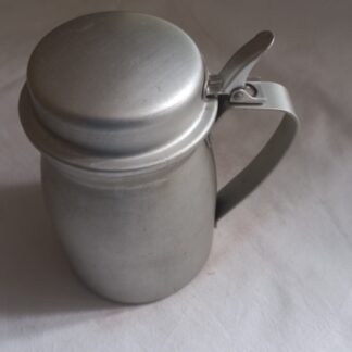 Pot à lait en aluminium daté 1941