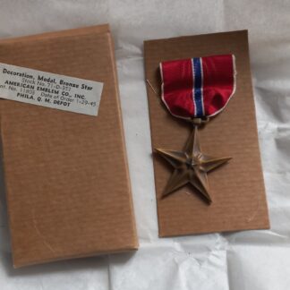 Médaille BRONZE STAR en boite datée 1945