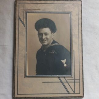 Photo de studio originale encadrée d'un marin en tenue