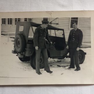 Photo originale de 2 GI avec une Jeep