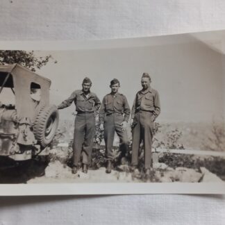 Photo originale de 3 GI avec une Jeep