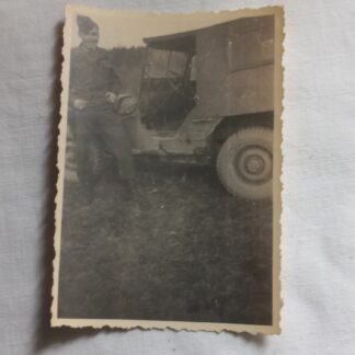 Photo originale d'un GI avec une Jeep