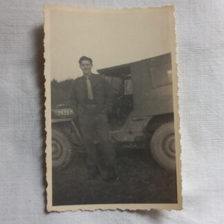 Photo originale d'un GI avec une Jeep
