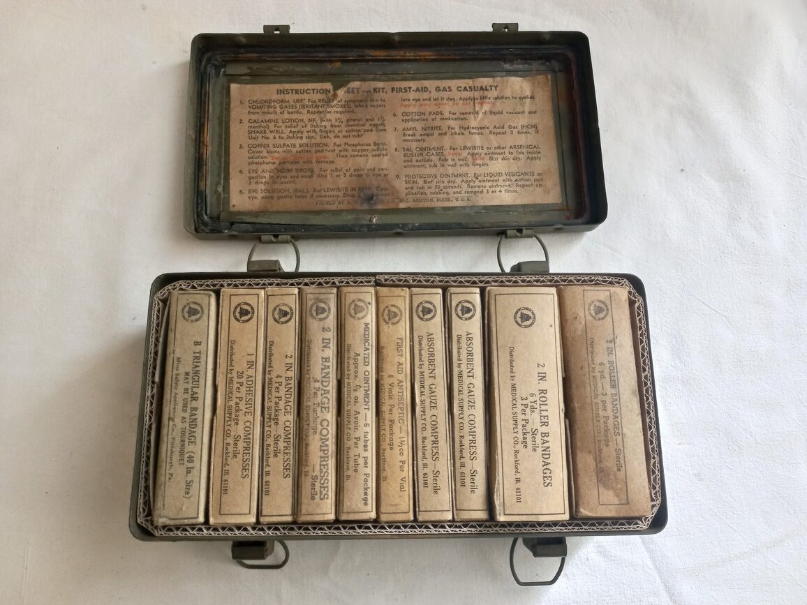 Boite 1st aid US originale "GAS" modèle 1944 – Image 2