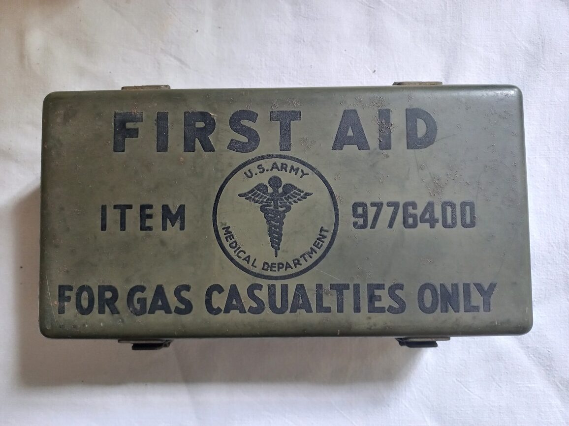 Boite 1st aid US originale "GAS" modèle 1944