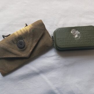 Pochette à pansement OD3 datée 1942 (matriculé)